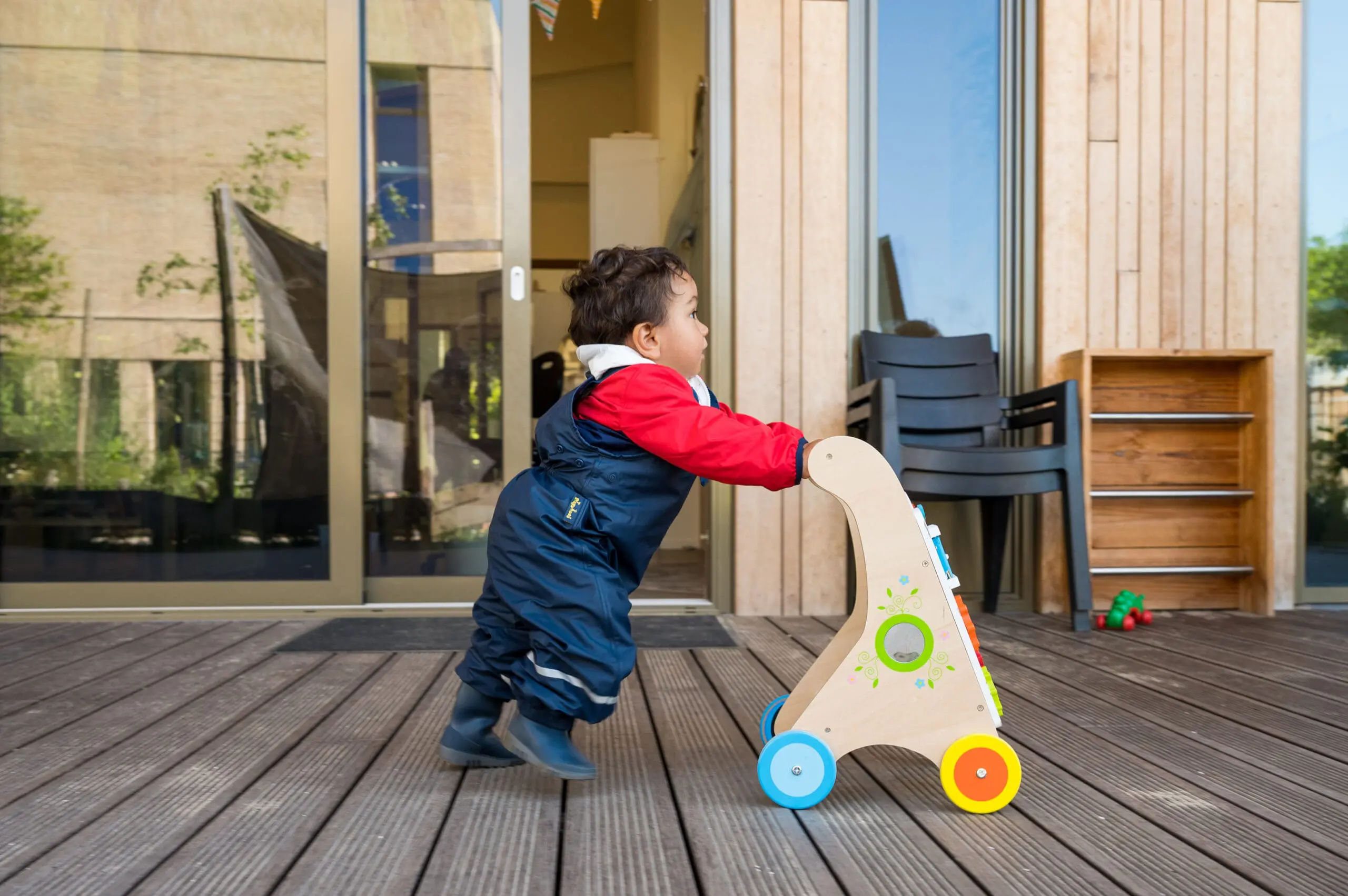 Kind loopt met speelgoed op kinderdagverblijf