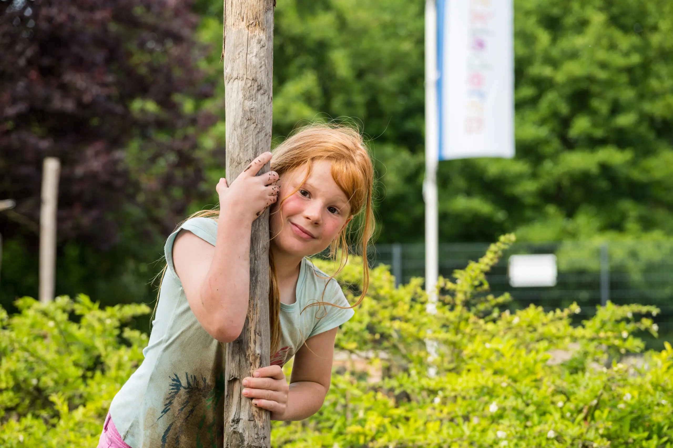 Vlietkinderen Jaarverslag 2025 | Kind buiten bij Vlietkinderen vlag