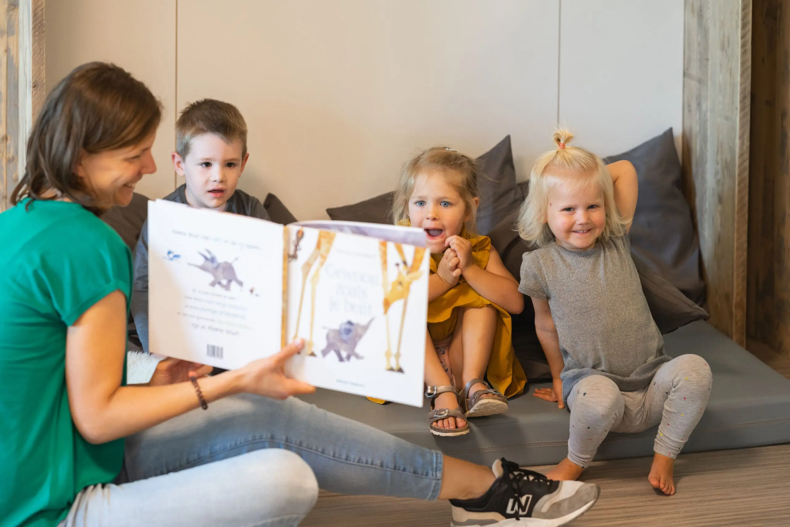 Voorschoolse educatie | Medewerker leest voor aan kinderen