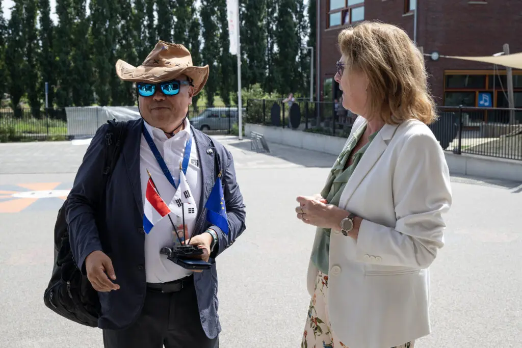 Corina Gielbert met Zuid-Koreaanse delegatie