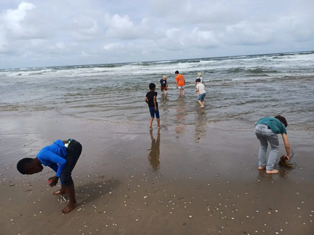 Kinderen spelen in de zee