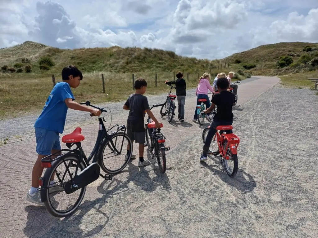 Mee naar zee! - kinderen op de fiets
