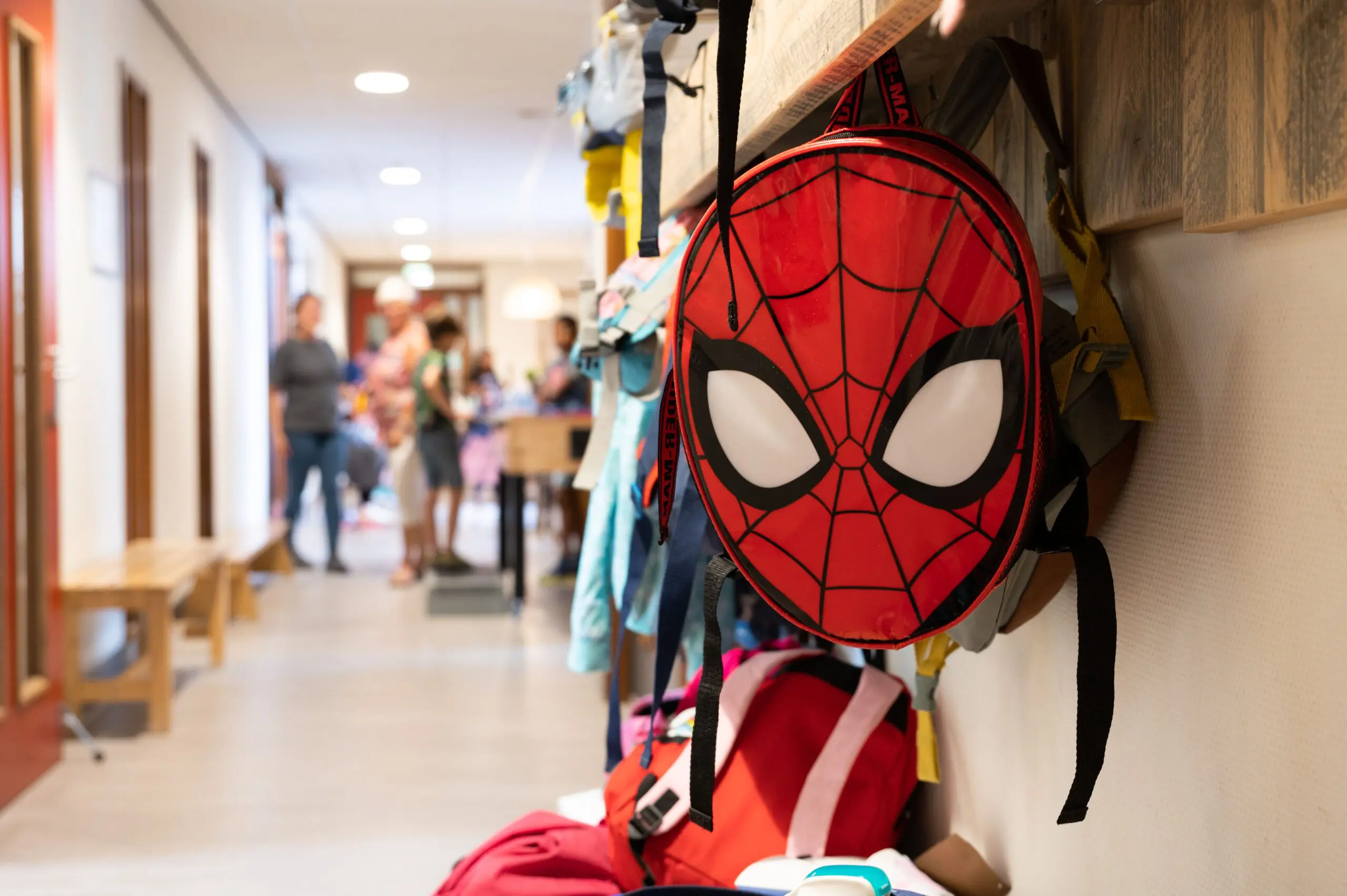 Spiderman rugzak aan kapstok in de gang - Checklist nieuw schooljaar