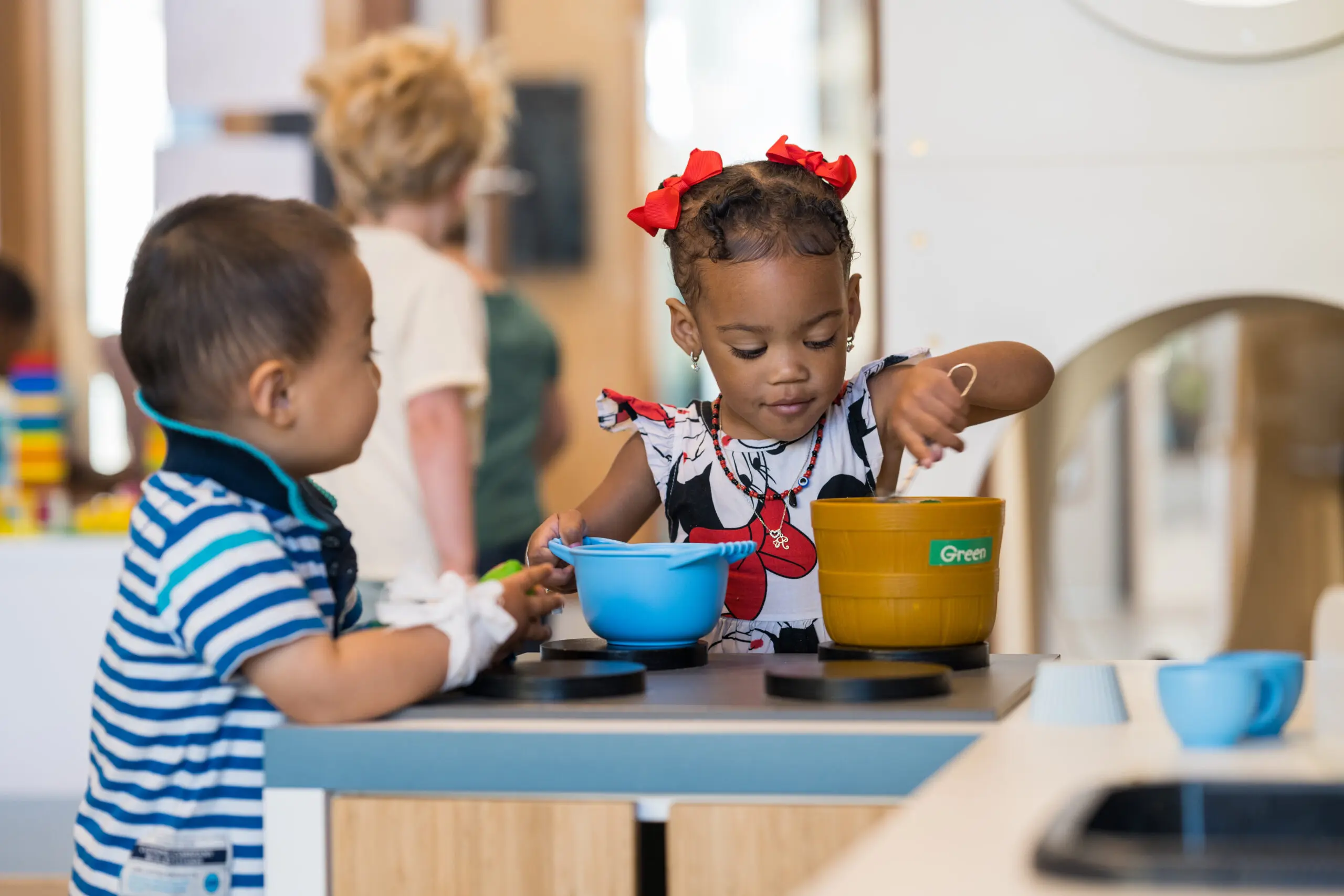 Koken met kinderen: pompoensoep maken | 2 kindjes die aan spelen dat ze aan het koken zijn