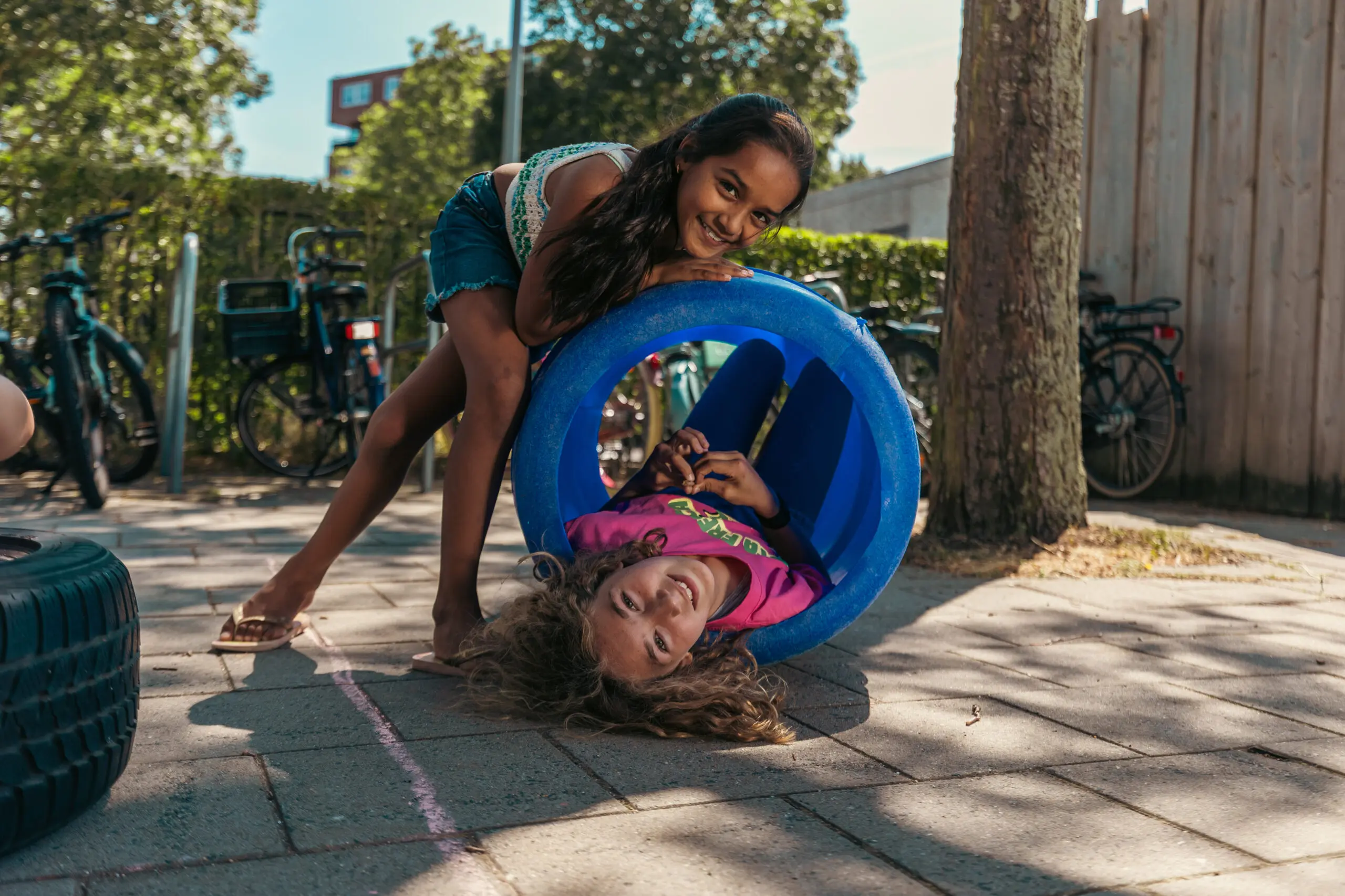 Kinderen spelen en ontdekken op het buitenterrein van BSO Vlietkinderen in Voorburg.