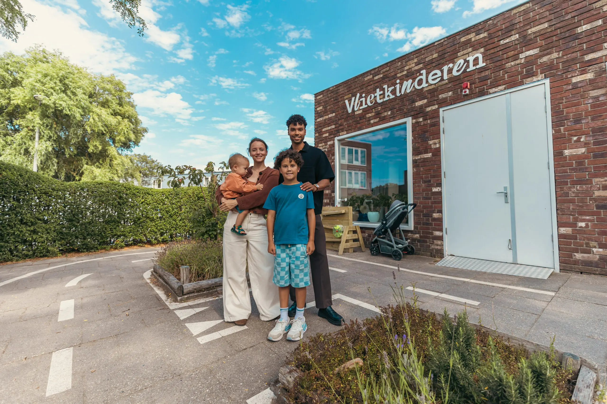 Kinderen en ouders voor de ingang van kinderopvang Vlietkinderen in Leidschenveen Den Haag.