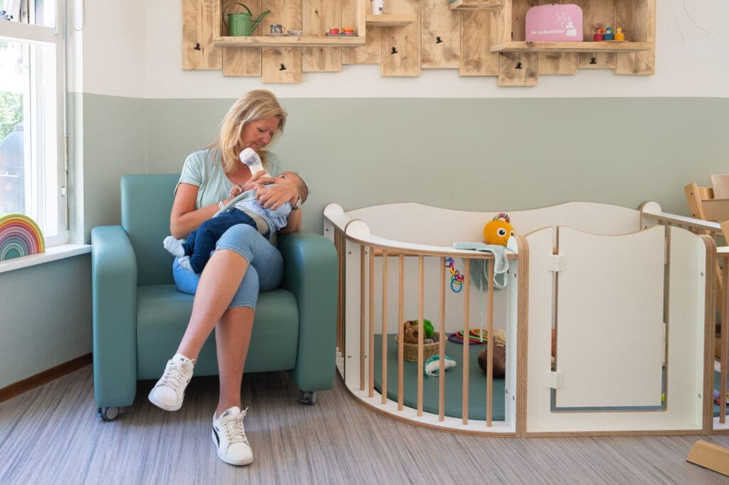 Baby krijgt fles - zomertijd en wintertijd routine aanhouden