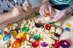 Spelen in de zandbak bij Vijverhof