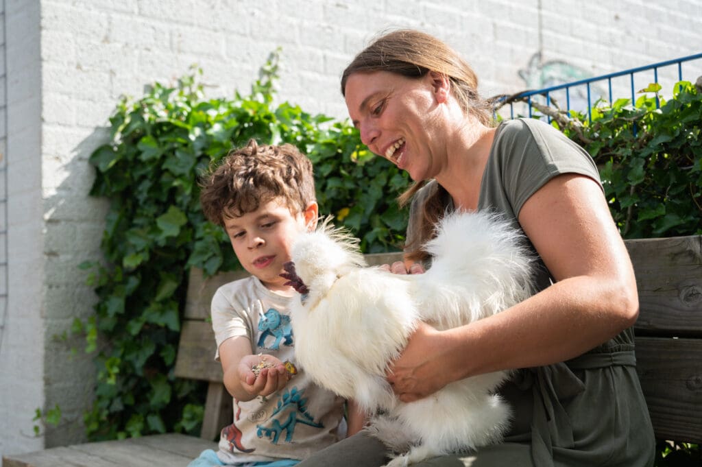 Lente - kind, begeleidster en een kip