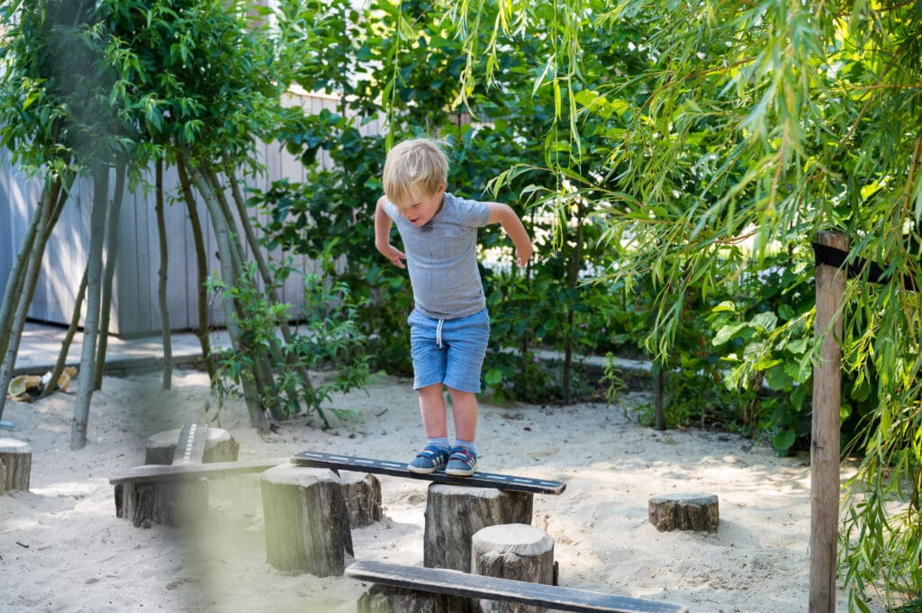 Kind speelt buiten in de lente