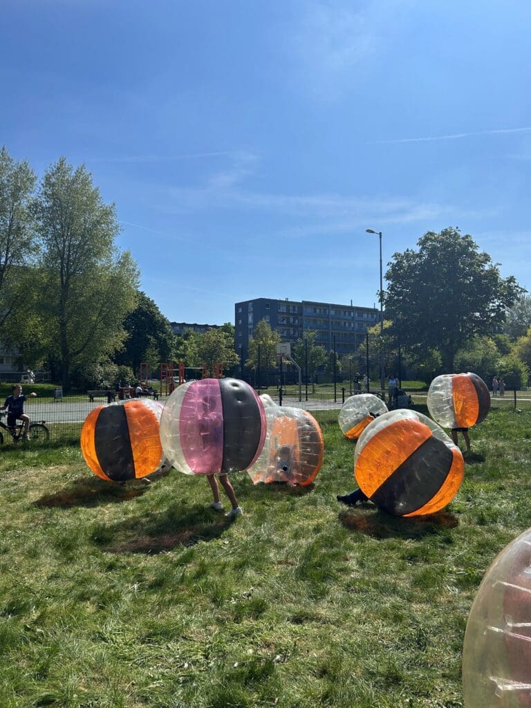 Meivakantie - kinderen in bubbels voor bubbel voetbal