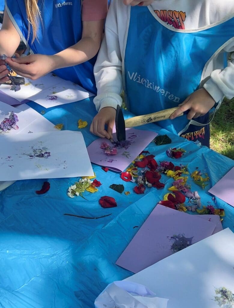 Meivakantie kinderen maken knutsels met bloemen