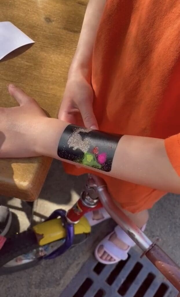 Meivakantie glitter tattoo applicatie