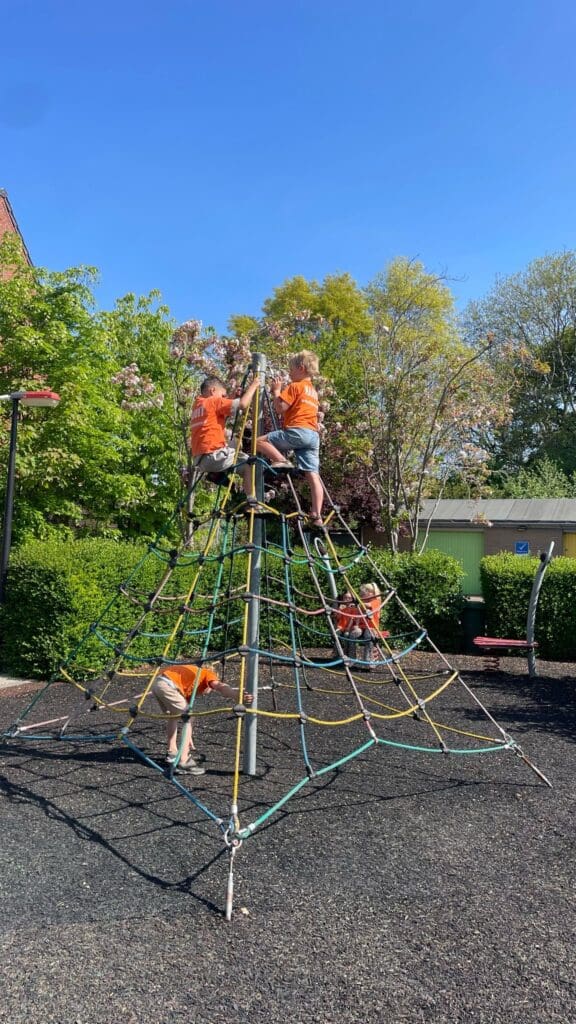 Meivakantie kinderen in speeltuin