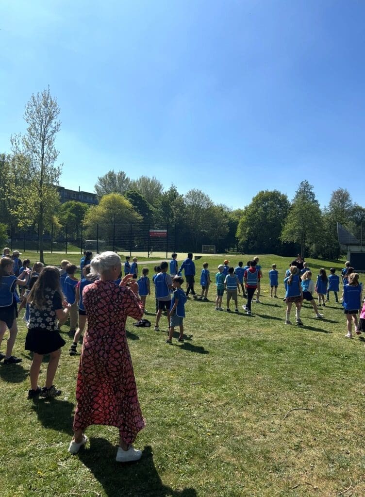 Meivakantie kinderen doen buitenactiviteit met vlietkinderen