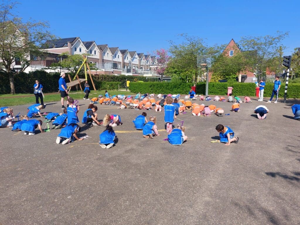 Meivakantie - kinderen doen een buitenactiviteit