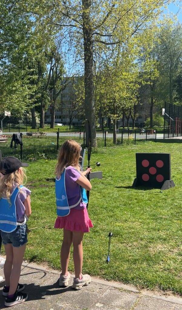 Meivakantie - kinderen spelen met pijl en boog