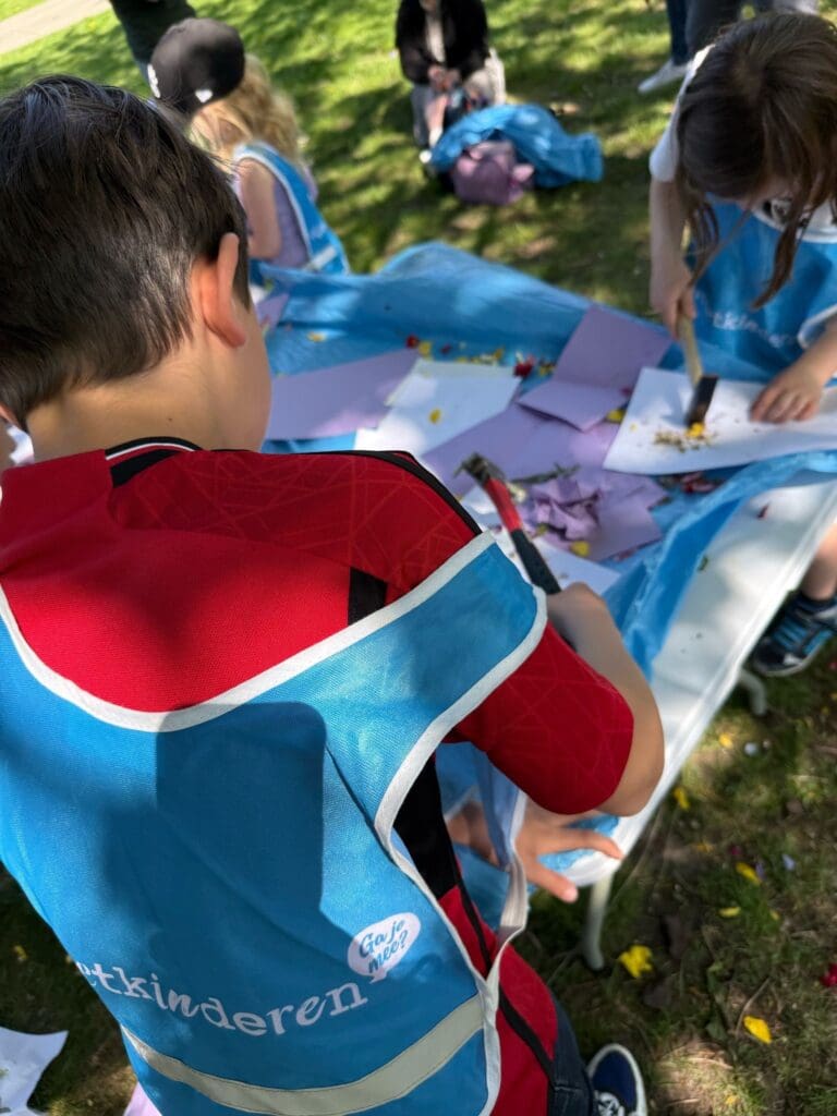Meivakantie - kinderen knutselen met bloemen