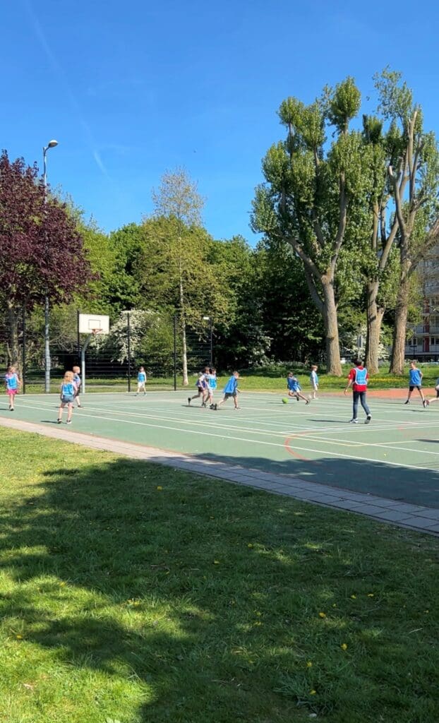Meivakantie - kinderen spelen basketbal