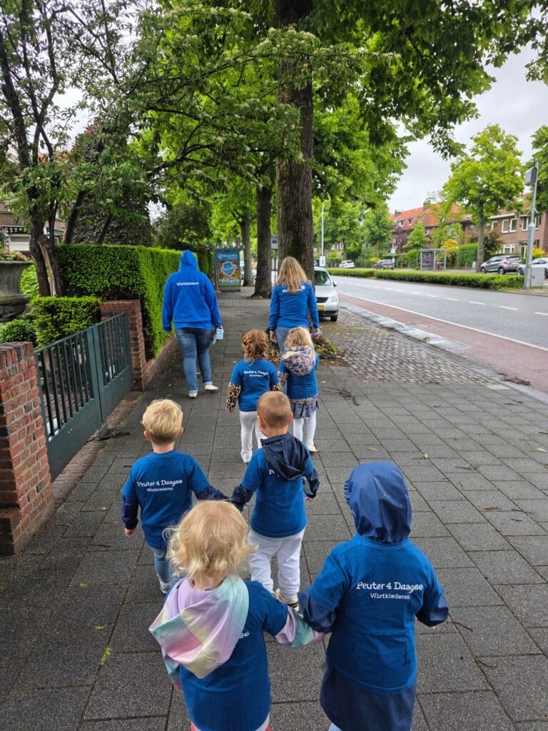 peuter4daagse: kinderen lopen