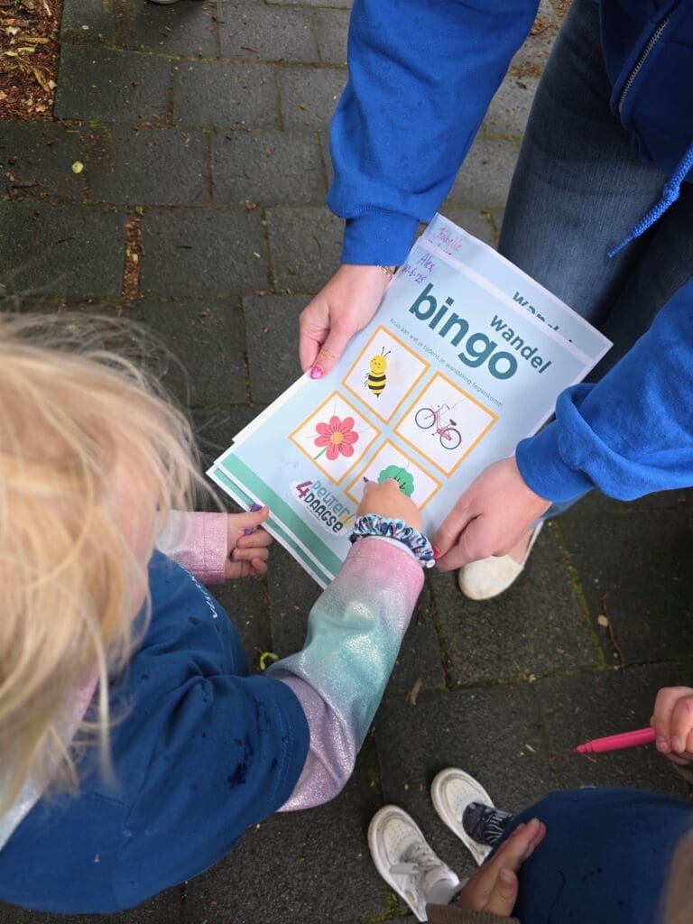 peuter4daagse: Peuters van KC Casa Mia doen onder het wandelen een bingo om zo hun omgeving te verkennen