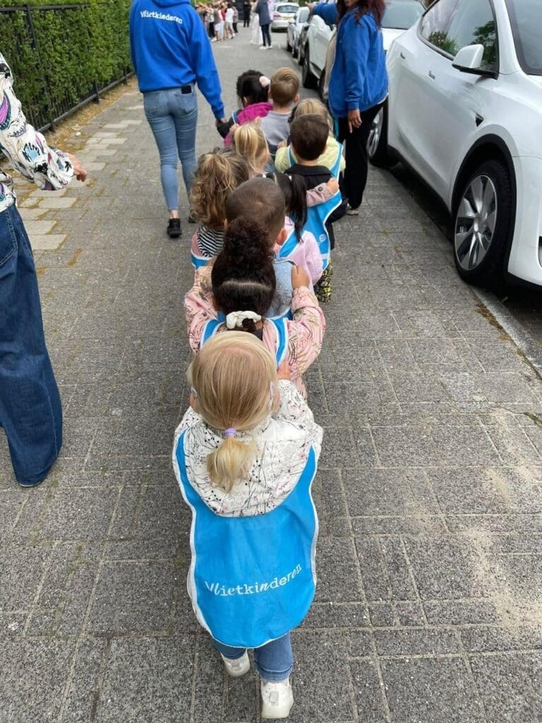 peuter4daagse: kinderen lopen in een treintje