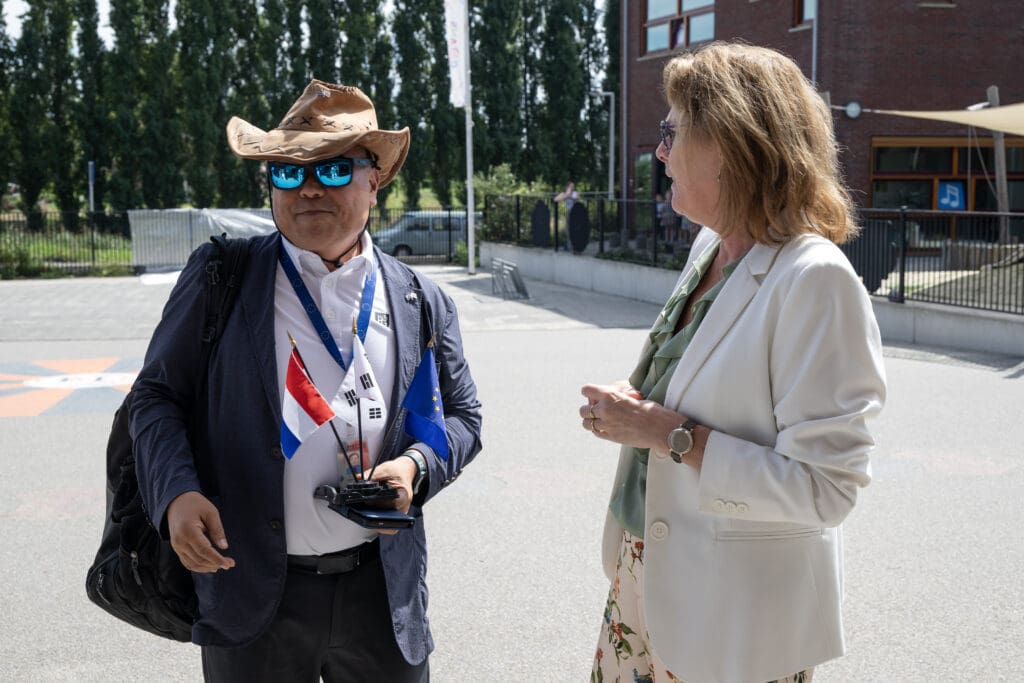 Corina Gielbert met Zuid-Koreaanse delegatie