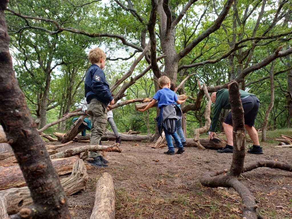 Kinderen spelen in het bos