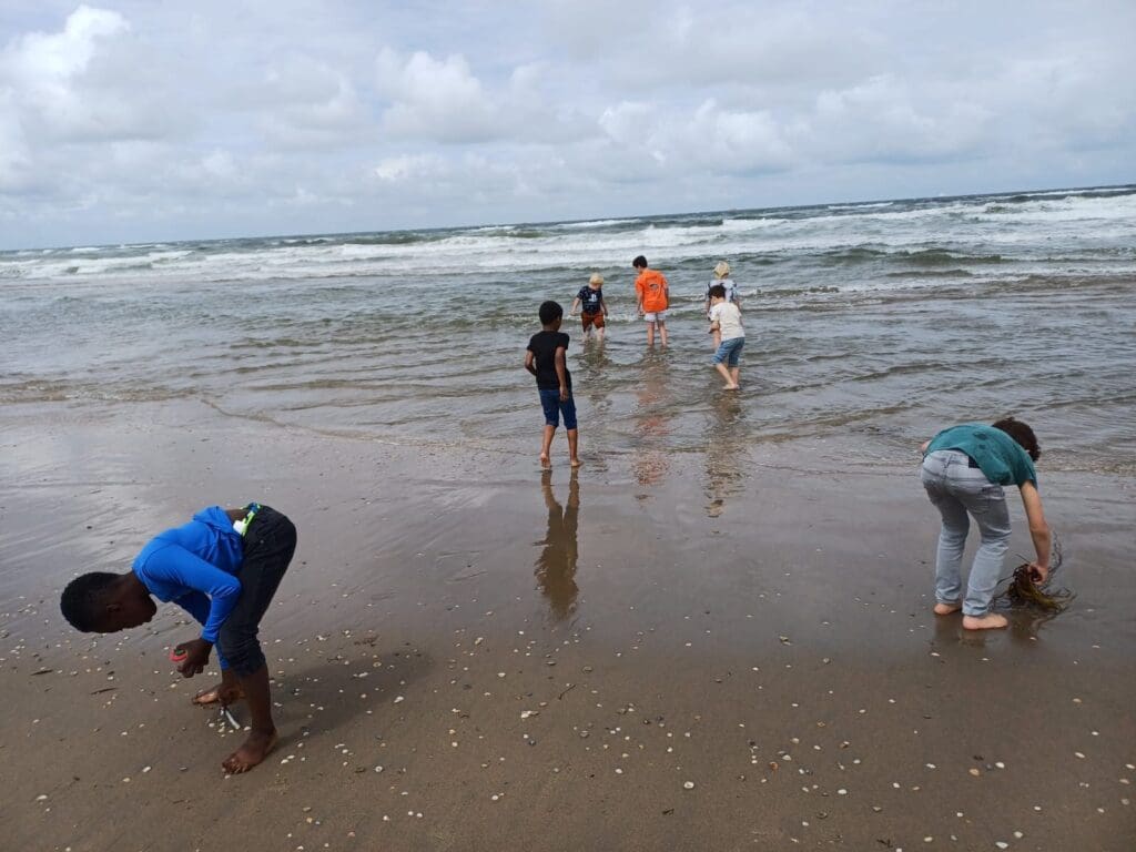 Kinderen spelen in de zee