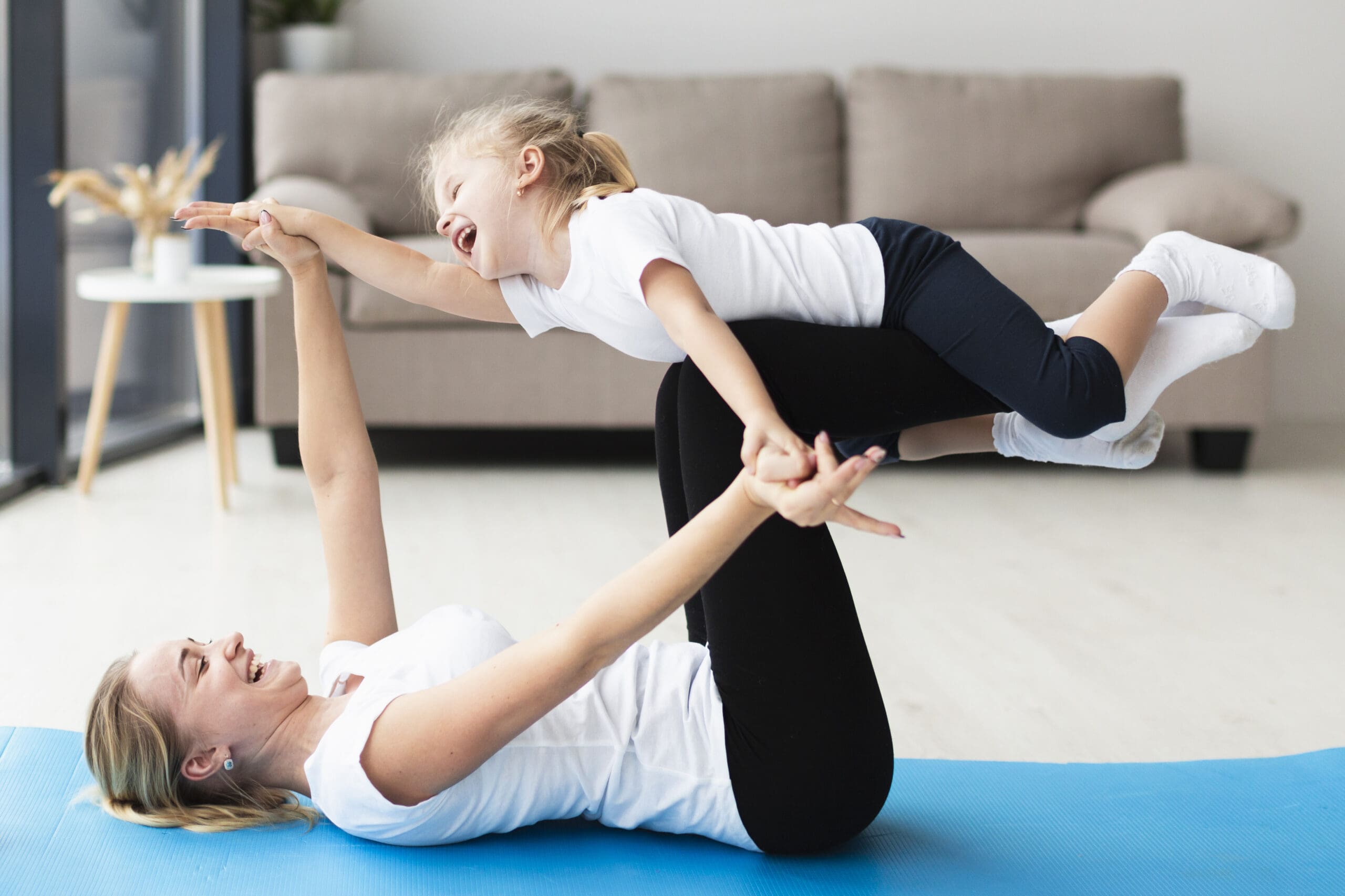 Moeder en kind doen peuteryoga - Binnenactiviteiten