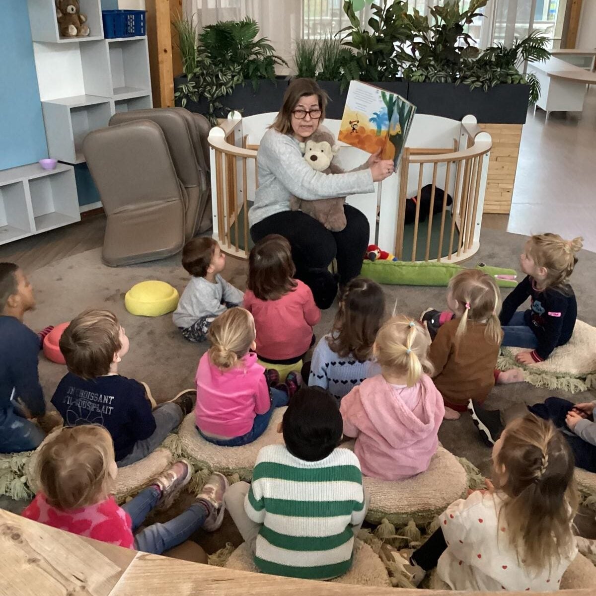 Nationale Voorleesdagen: Pedagogische coach leest Kleine Aap voor aan kinderen