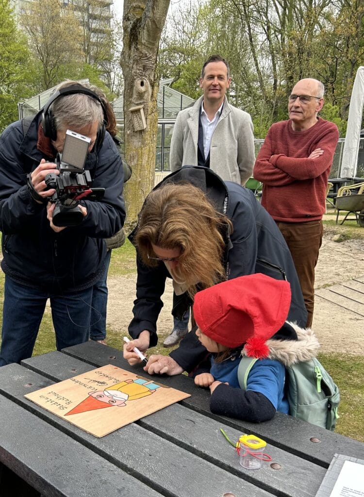 KC Kajuit bij opening kabouterpad Stadstuin Rusthout