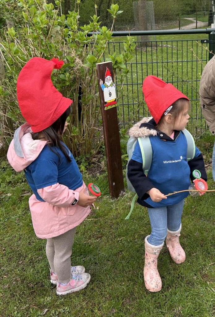 KC Kajuit kinderen op het kabouterpad in Stadstuin Rusthout