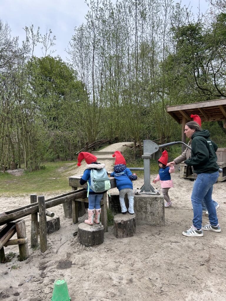 KC Kajuit bij opening kabouterpad Stadstuin Rusthout - kinderen spelen