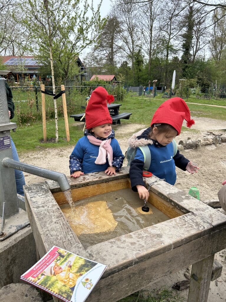 Kinderen spelen op het kabouterpad in Stadstuin Rusthout