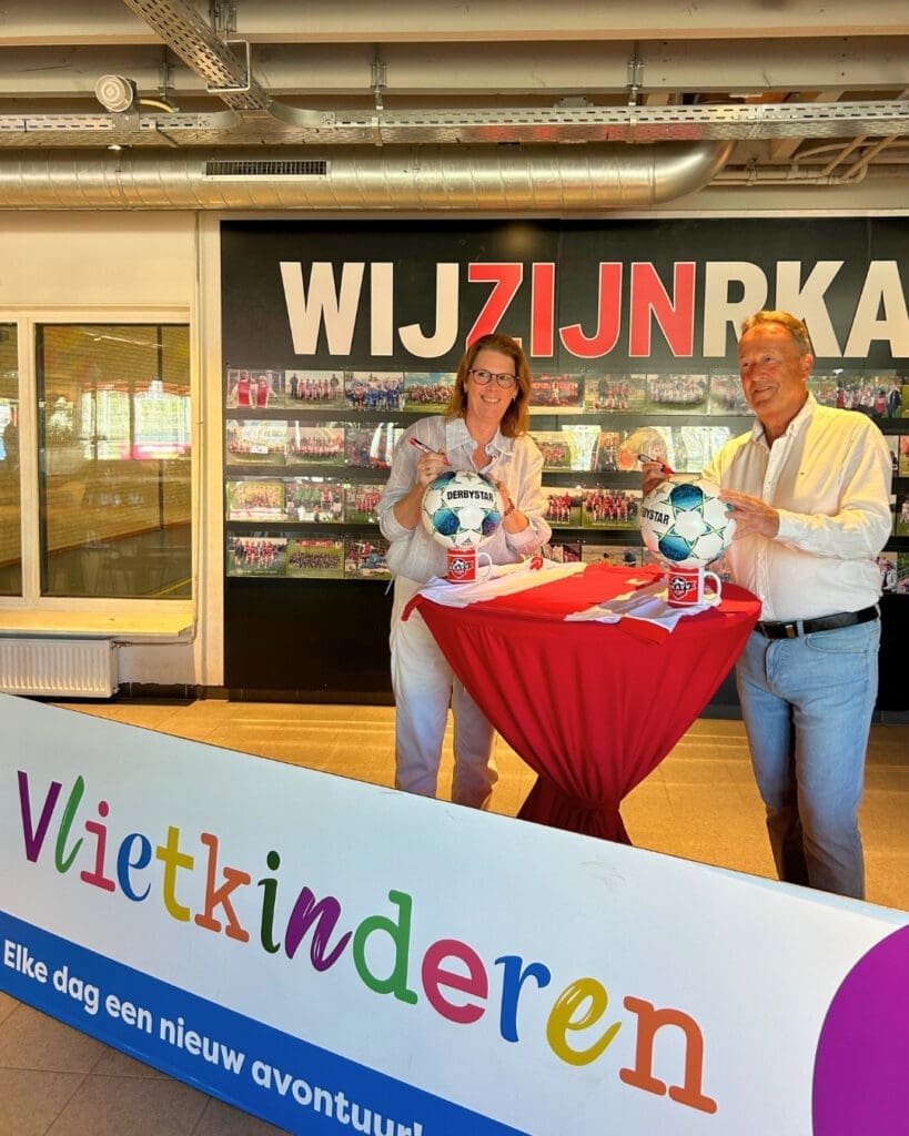 Vlietkinderen en RKAVV - Directeur-bestuurder Corina Gilbert en RKAVV-voorzitter Simon van Brecht