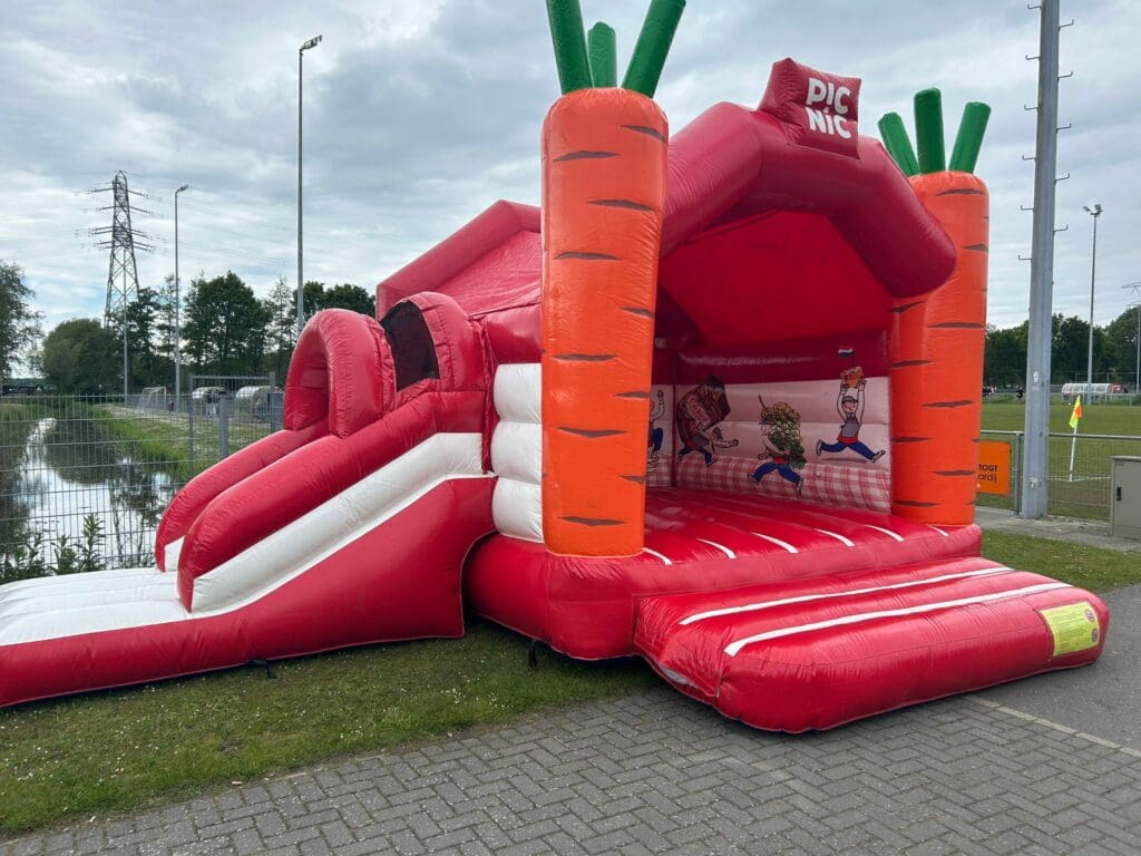 Springkussen bij Peutervoetabal bij RKAVV