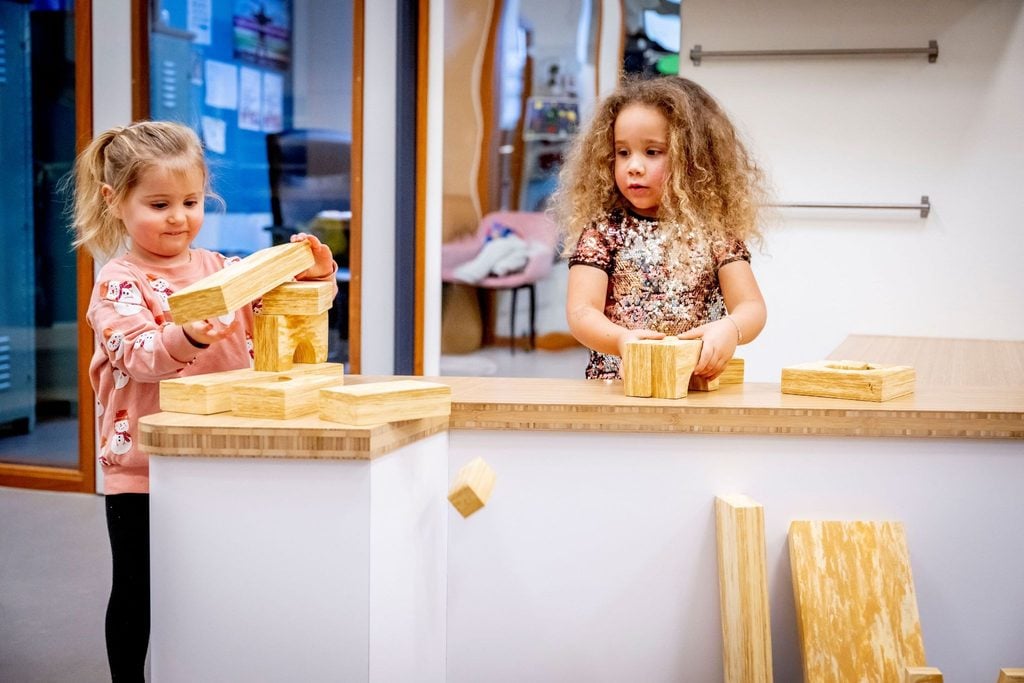 wennen aan de kinderopvang | kinderen aan het spelen met blokken
