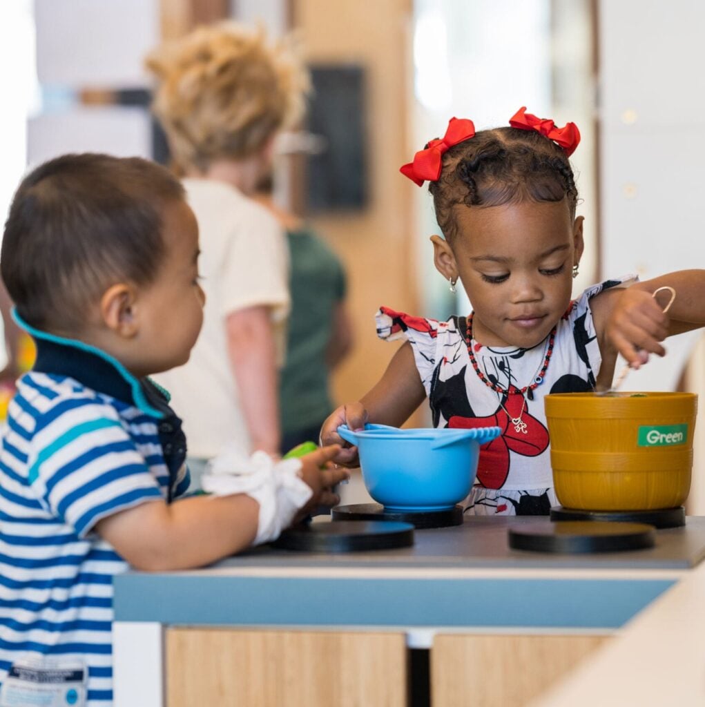 Kinderen ontdekken en spelen samen tijdens een activiteit bij de peuteropvang van Vlietkinderen in Leidschenveen Den Haag.
