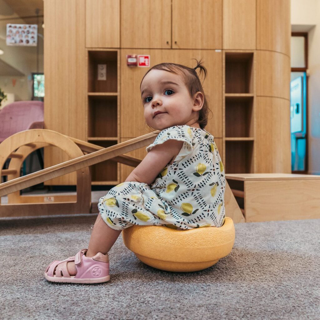 Jong kind ontdekt en speelt in de opvangruimte van Vlietkinderen in Leidschendam.