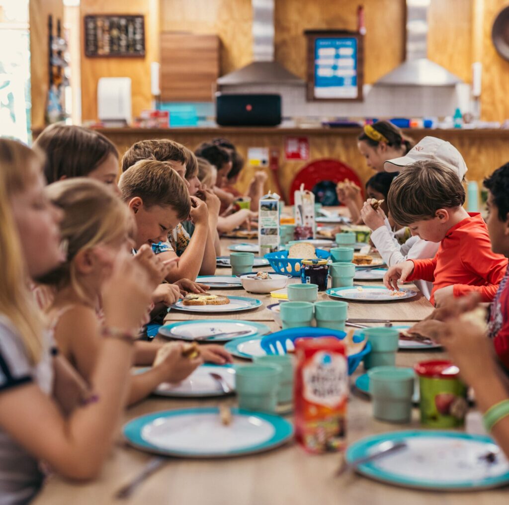 Kinderen nemen deel aan een gezamenlijke activiteit bij de buitenschoolse opvang van Vlietkinderen in Leidschendam.