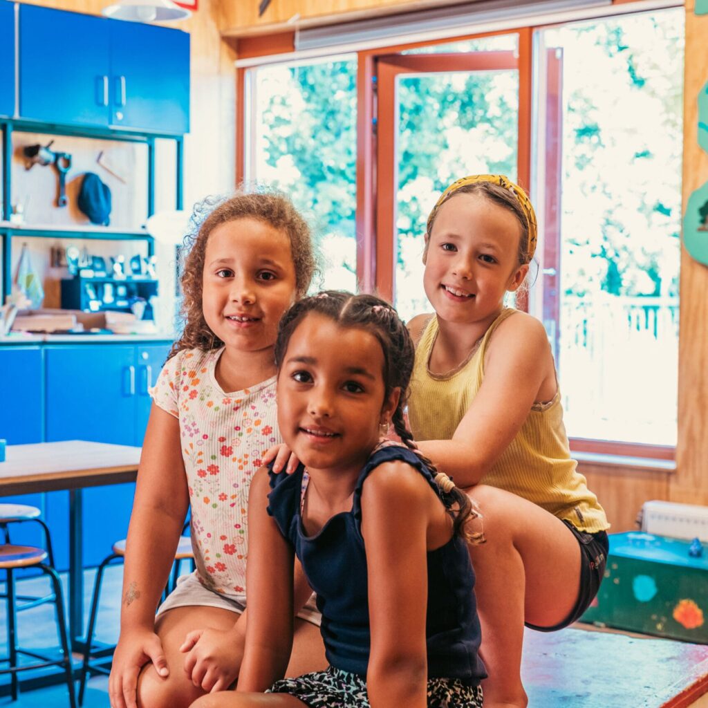 Kinderen spelen samen in een lichte groepsruimte van Vlietkinderen in Voorburg.